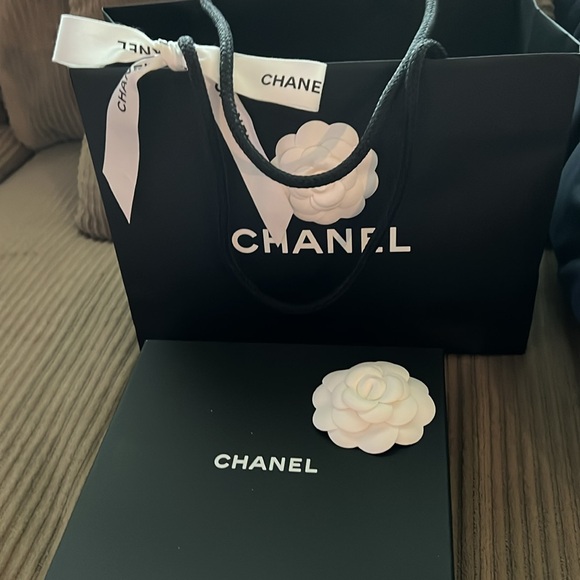 HOST PICK CHANEL BN gorgeous belt size 75/80 bought in 2023/2024 price is firm. - Picture 4 of 10